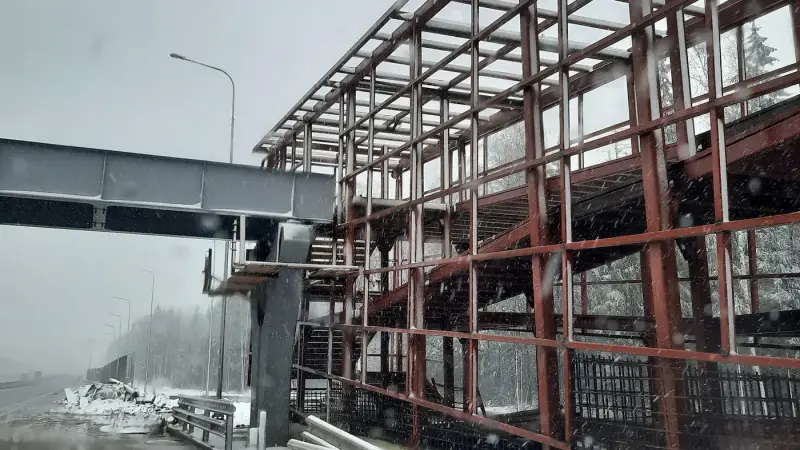 Каркас лестничного схода пешеходного моста на объекте