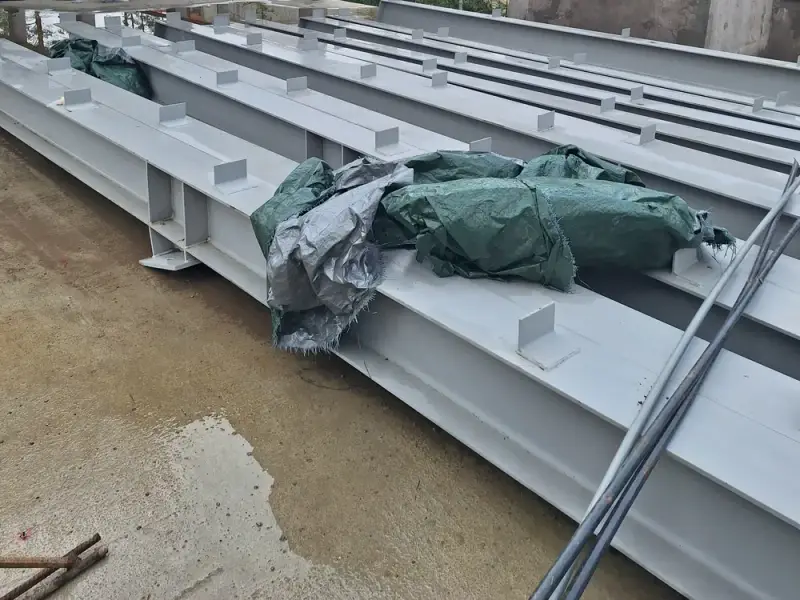 Окрашенные сварные балки кровли на объекте перед монтажом