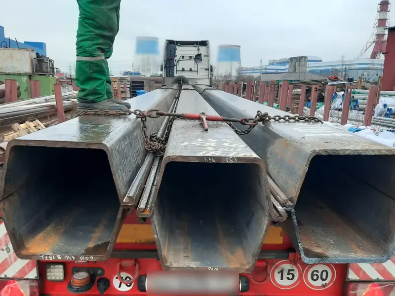 Сварной коробчатый шпунт на трале перед отправкой в порт Усть-Луга
