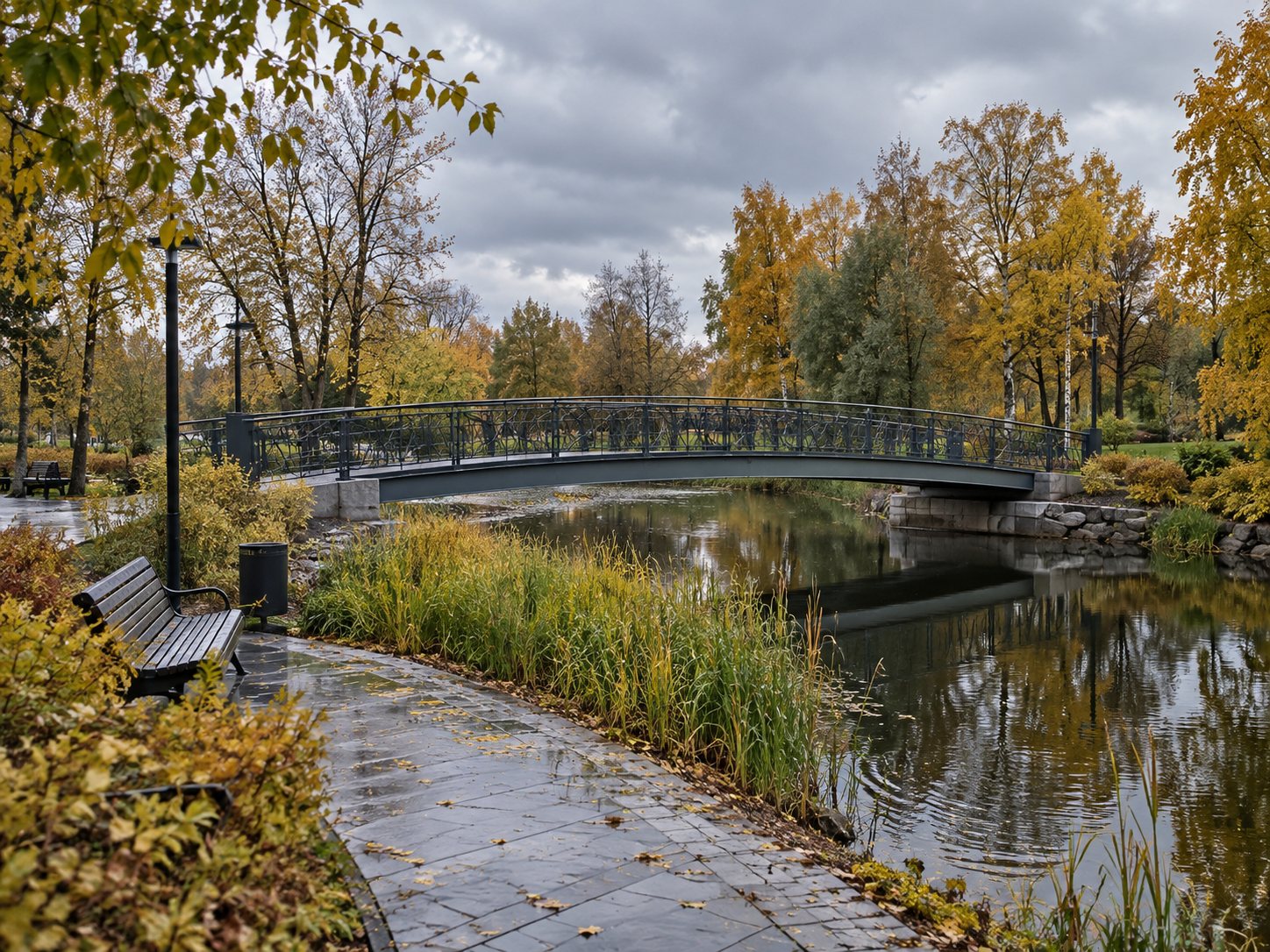 Парковый арочный мостик через пруд